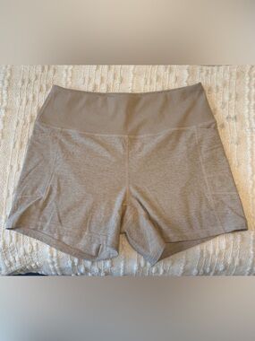 Harmony Balance Women’s 4” Bike Yoga Shorts Tan with side pockets - L Like New